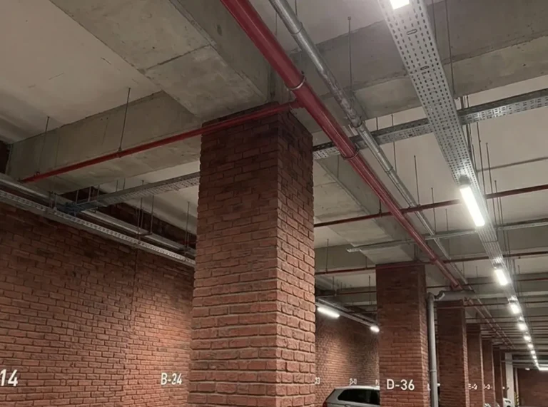 AVM otoparkında Ferro Tuğla Redra ile kaplı kolonlar