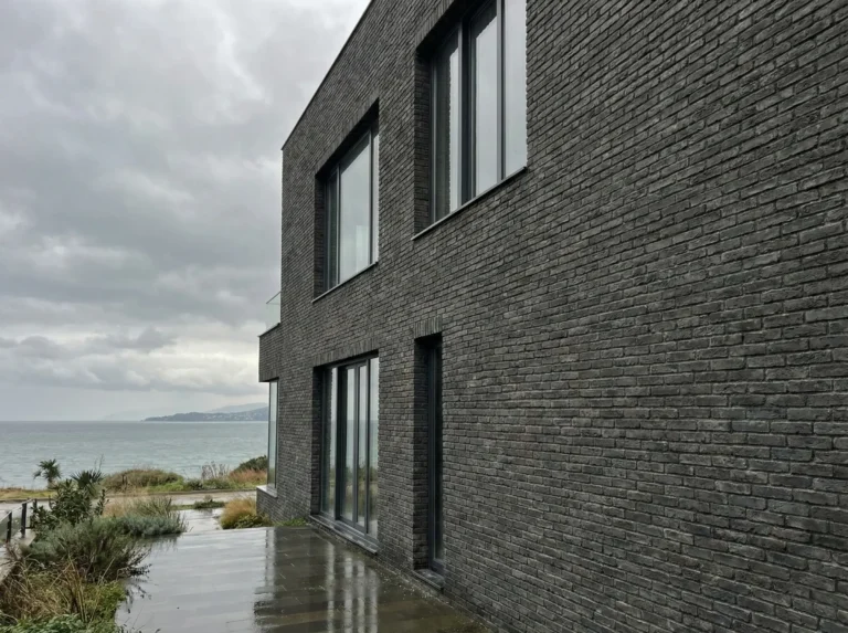 Ferro Tuğla Anthracite ile kaplı modern bina cephesi